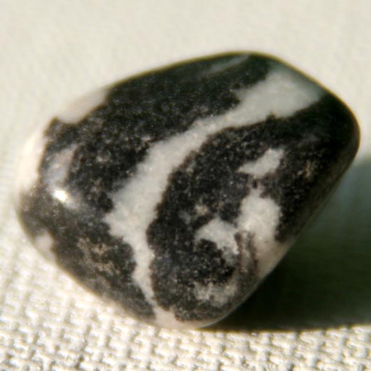 אבן זברה בשחור לבן, מהאוסף של אומנות ורוח www.art-with-spirit.com צילום: גל אבירז