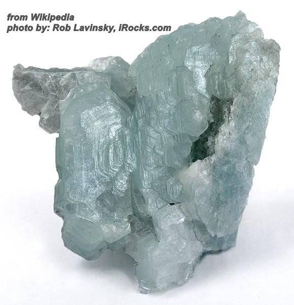מושבת ברוסייט בצבע תכלת-קרח. נלקח ברשות מהאתר www.healing-crystals-for-you.com: