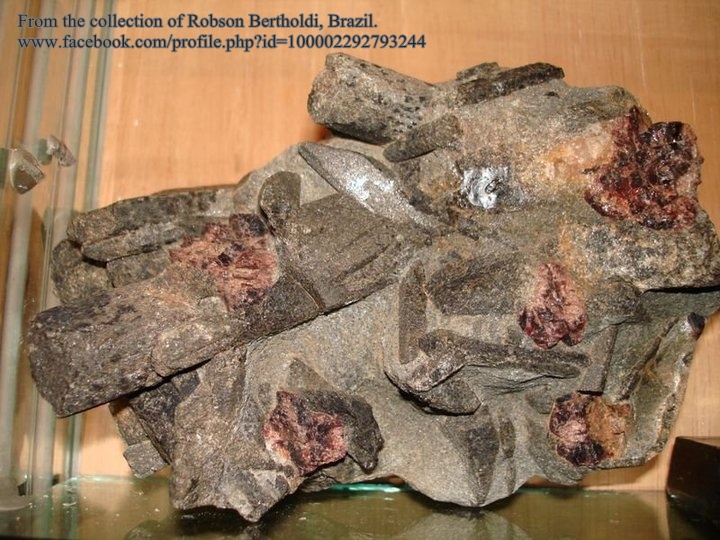 גבישי סטאורולייט גולמיים על מצע סלע. פריט של רובסון בהטרולדי מברזיל. From the collection of Robson Bertholdi, Brazil