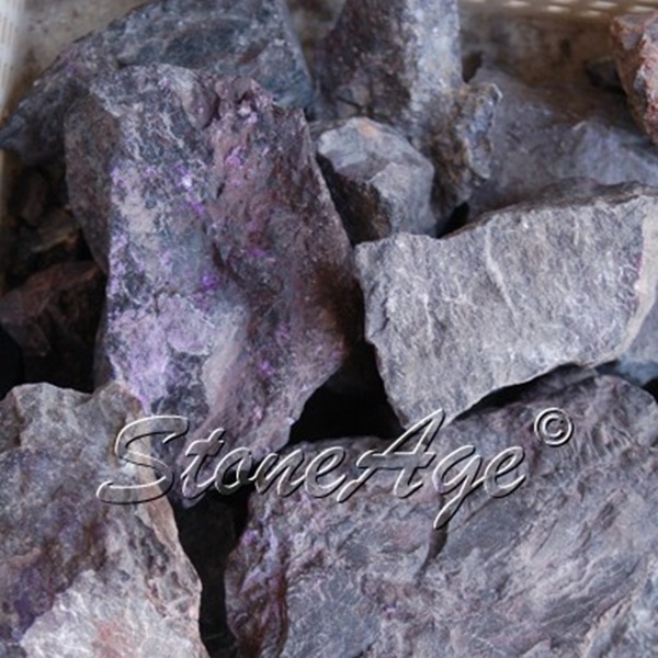 פרפיורייט סגולה גולמית. מהאתר של סטונאייג.  www.stoneage.co.il צילום: שני תודר photo: Shani Toder