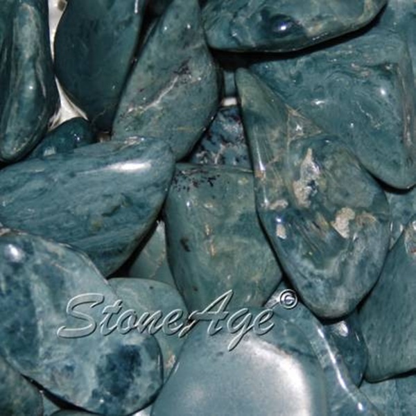חלוקי ג'ייד כחולה. מהאתר של החנות סטונאייג'  www.stoneage.co.il צילום: שני תודר photo: Shani Toder