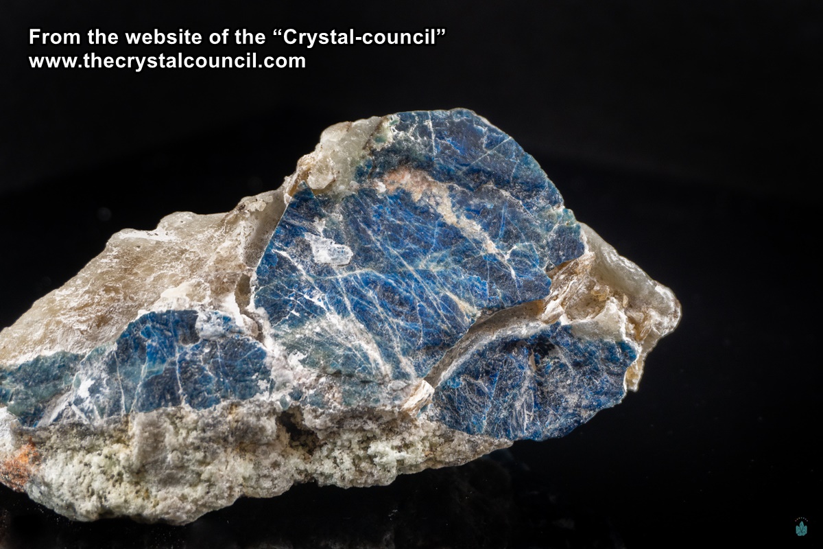 אפגנייט גולמית על מצע סלעי. מהאוסף של החנות "קריסטל-קאונסיל". From the website of the “Crystal-council”
www.thecrystalcouncil.com